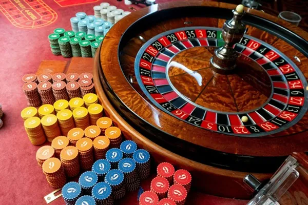 Hình ảnh các con số chẵn lẻ trên sân cỏ, thể hiện sự đơn giản của kèo Chẵn Lẻ tại Zbet Me