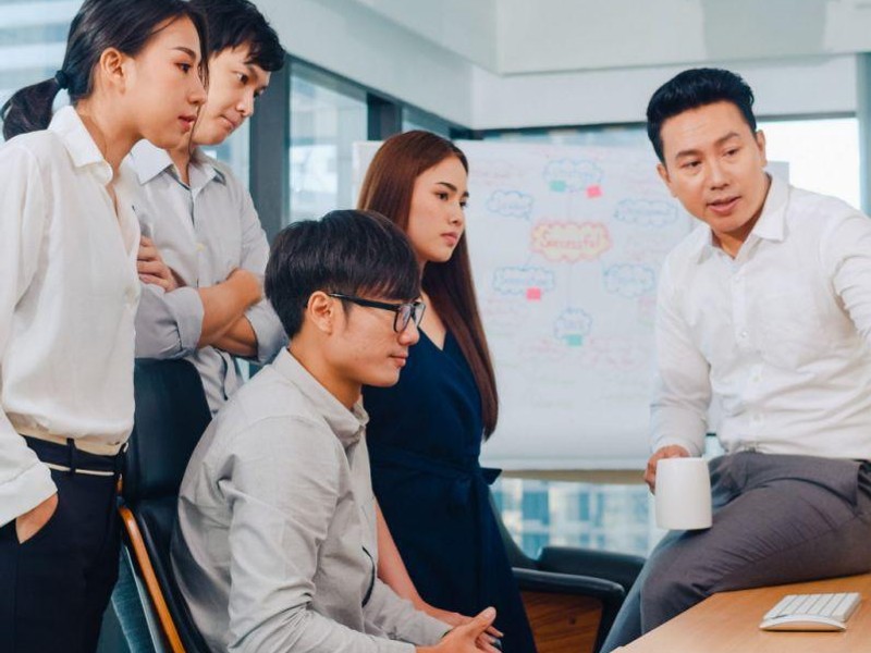 Hình ảnh minh họa phần Câu hỏi thường gặp, với các biểu tượng hỏi đáp và thông tin hỗ trợ.